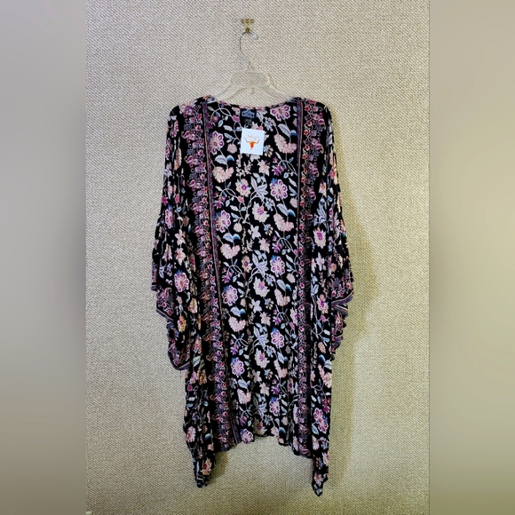 Wide sleeve kimono says small but is kind of oversized - Picture 2 of 2